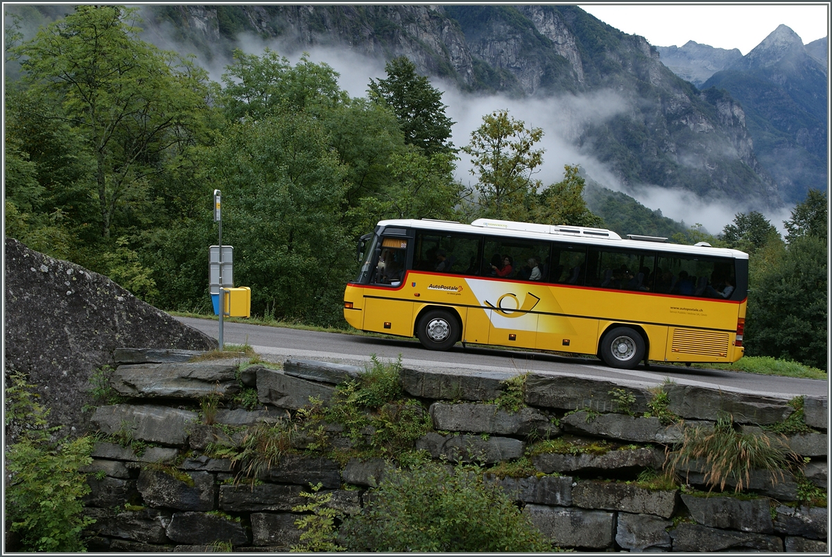 Im engen Tal am steilen Weg h�lt ein Post-Bus in Foroglio.
16. Sept. 2013