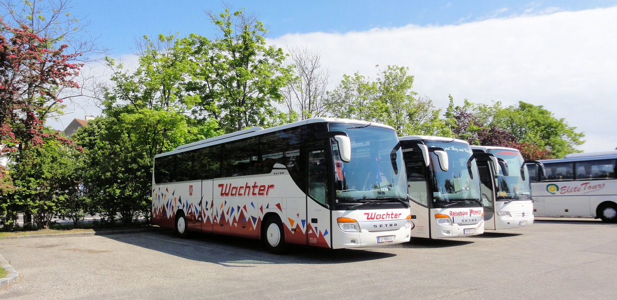 Im Vordergrund ein Setra 415 GT- HD von Wachter Reisen aus Nieder�sterreich in Krems gesehen.