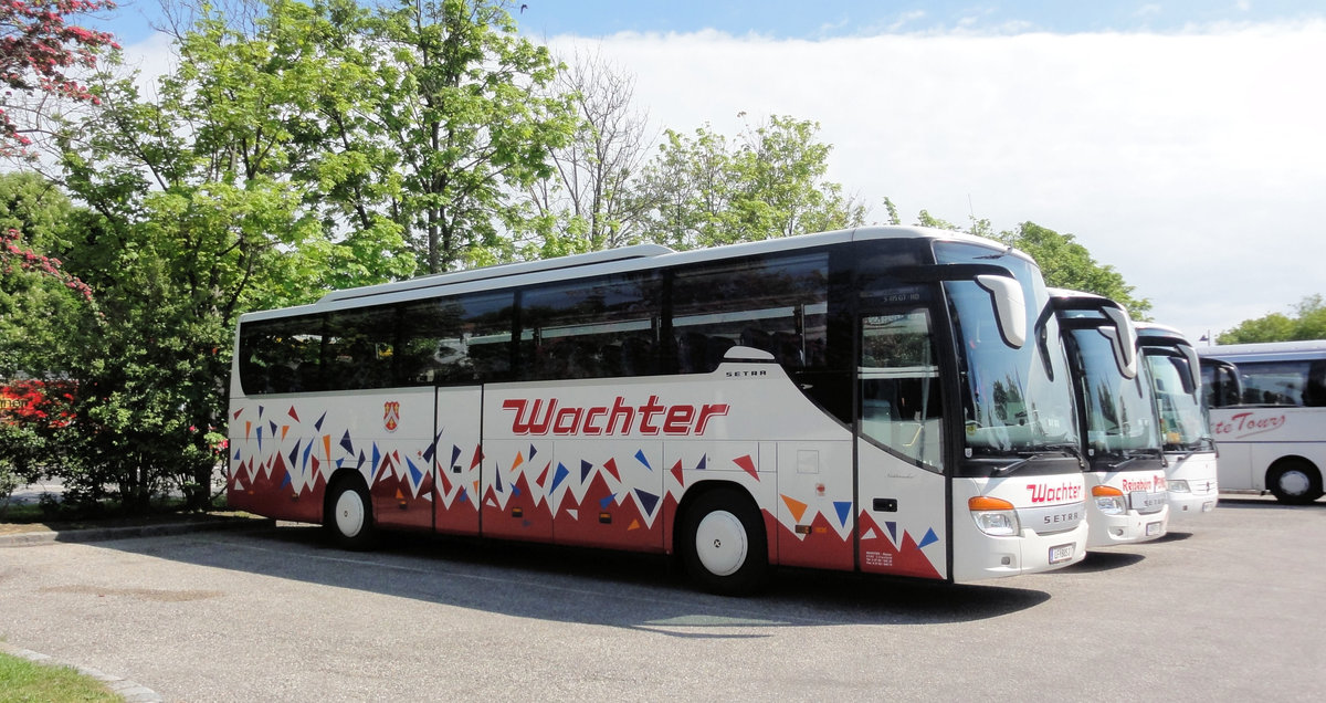 Im Vordergrund ein Setra 415 GT- HD von Wachter Reisen aus Nieder�sterreich in Krems gesehen.