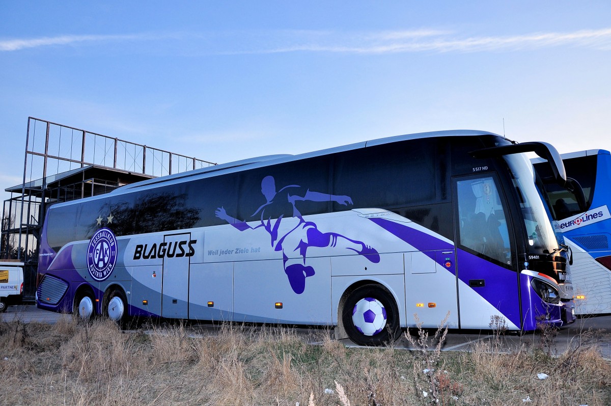 Im Vordergrund der SETRA 517 HD von BLAGUSS Reisen aus Wien,Mannschaftsbus des FC Austria Wien,Krems,11.3.2014. Liebe Gr��e an den Fahrer und Dank f�r Fotogenehmigung.