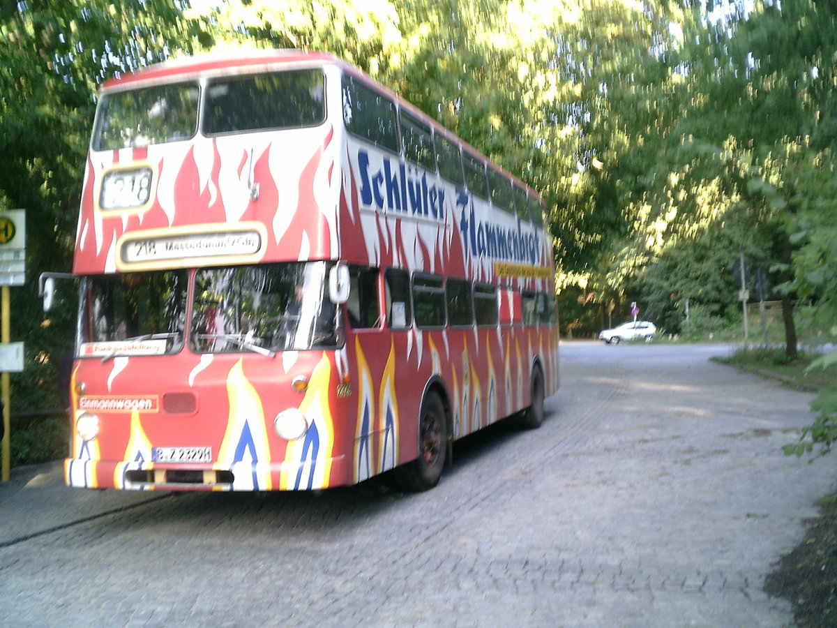 In Berlin f�hrt auf der Liene 218 (ZOB - Pfaueninsel) t�glich ein historischer Bus. Dabei gilt der normale Tarif des VBB.