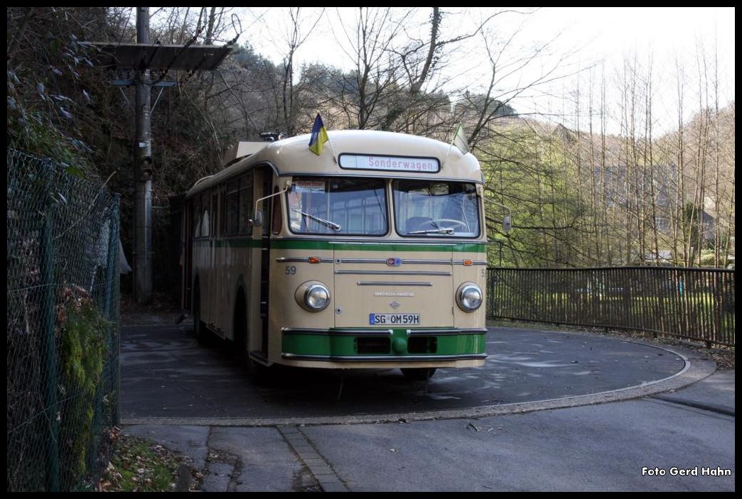 In Solingen Burg gibt es die einzige Bus Drehscheibe in Deutschland. Die fehlende Wendem�glichkeit f�r die alten Busse machte diese Konstruktion erforderlich. Sie wird heute noch wie hier am 12.5.2015 von dem Oldtimer Bus Nr. 59 regelm��ig bei seinen Sondereins�tzen genutzt. Hier ist der Drehvorgang gerade beendet und der Bus steht wieder abfahrbereit in Richtung Solingen Stadtmitte.