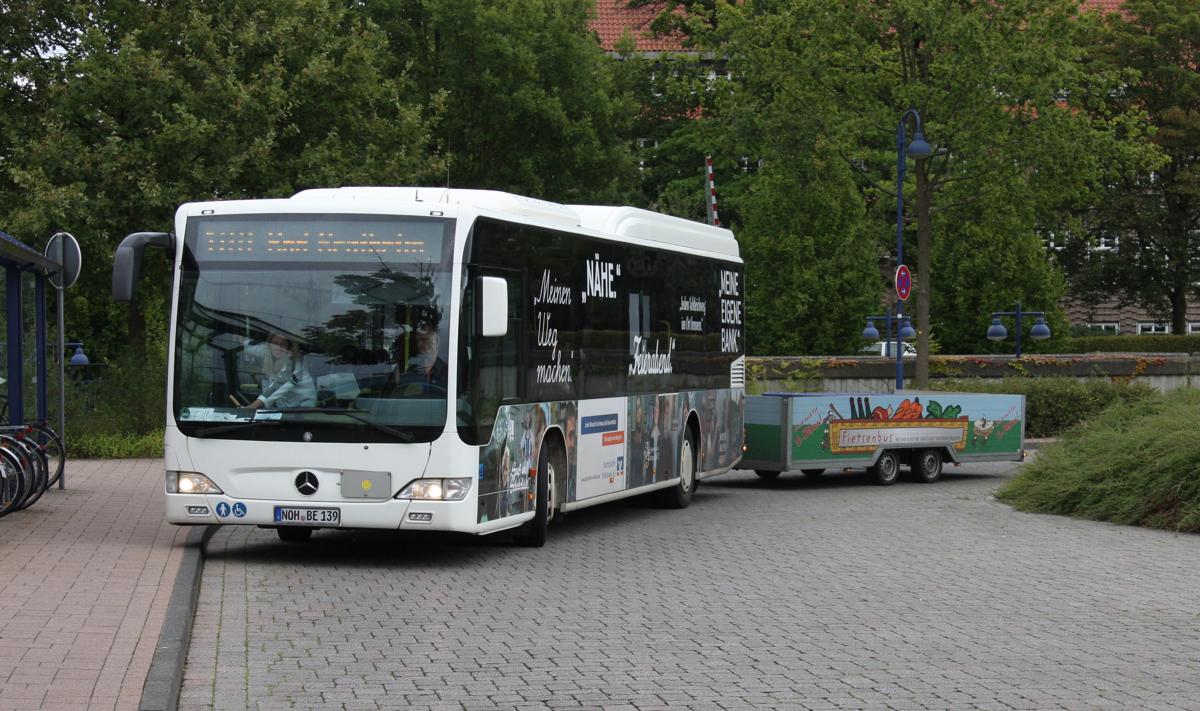 In den Sommermonaten verkehren im M�nsterland und in der Grafschaft Bentheim sogenannte Fietsenbusse. Sie f�hren Anh�nger f�r Fahrradtransporte mit, damit die  Fietsen  auch bei den Fahrg�sten bleiben k�nnen!
Hier ein solcher Bus von Mercedes Benz am 20.8.2014 am Bahnhof Bad Bentheim.