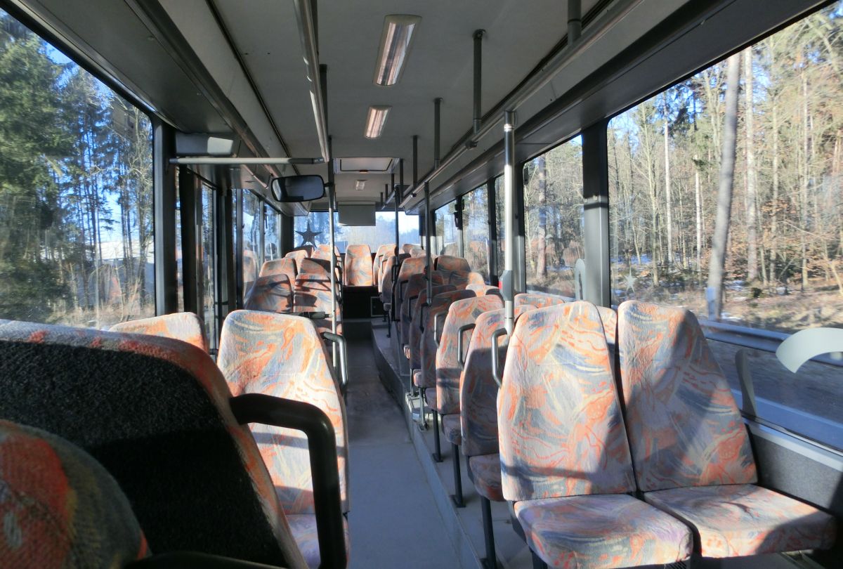 Innenraum des Setra S 315 NF ex RVS Nr. 446 von Stoiber Reisen aus Ranoldsberg bei Buchbach. Verbaut sind hier 45 Überlandsitze vom Modell 'Special-Class' (zzgl. 2 Klappsitze am vor dem Mitteleinstieg befindlichen Kinderwagenstellplatz) sowie elektrische Dachluken.