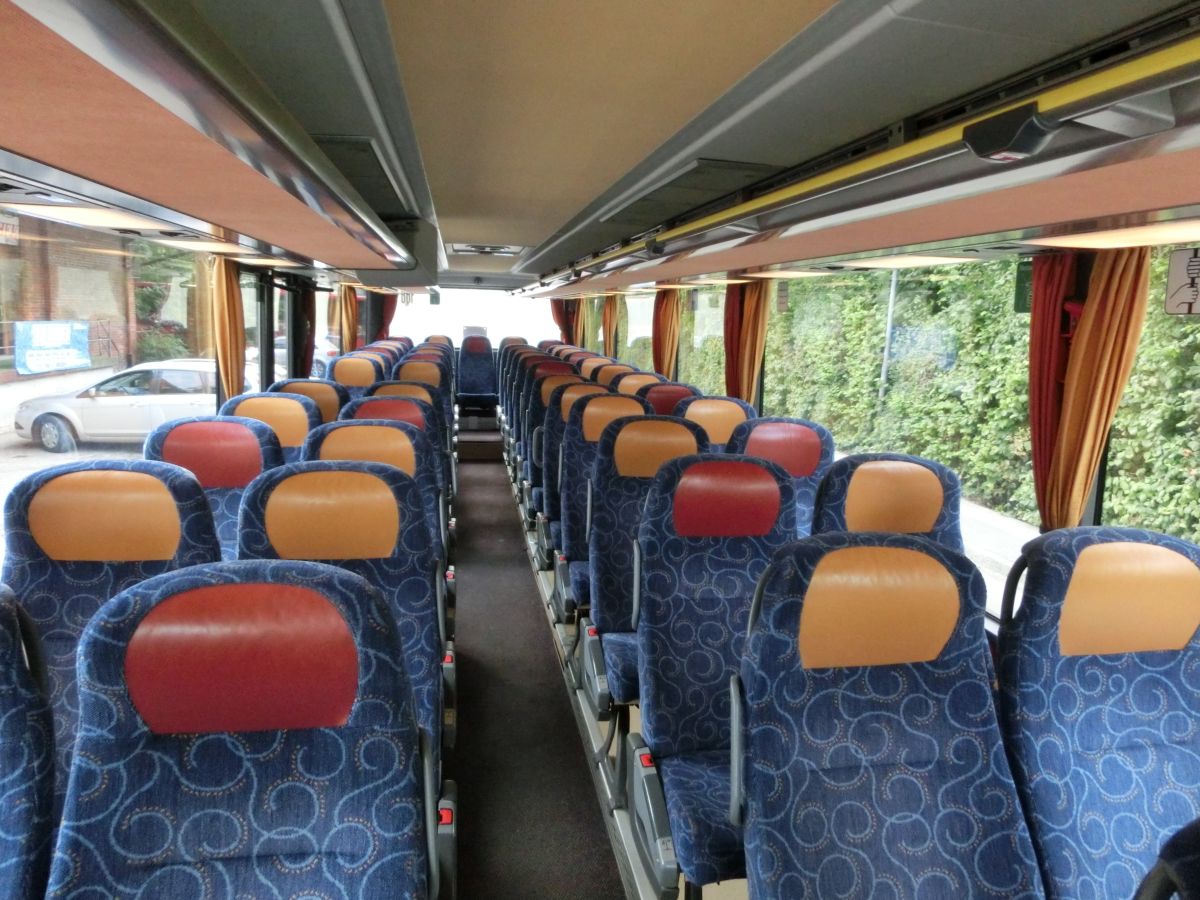 Innenraum des Setra S 315 UL-GT von Josef Kalb aus Norlaching bei Dorfen.
Verbaut sind hier 51 Fahrgastsitze plus 2 Reiseleiterplätze. Die Fahrgastsitze sind Schlafsessel vom Modell Setra 'Top', die über Kurbelarmlehnen, Gurte, Fußrasten und Lederkopfteile verfügen und auf den 330 mm hohen Podesten montiert sind. Auch der Mittelgang ist in diesem Fahrzeug erhöht, sodass sich der gesamte Innenboden auf dem Niveau der H/GT-Modelle befindet. Zur weiteren Innenausstattung gehören die Reisebus-Innenbeleuchtung, Deckensets mit Lüftungsdüsen und Leselampen, Vorhänge und eine TV-Anlage mit DVD-Laufwerk und zwei Monitoren.