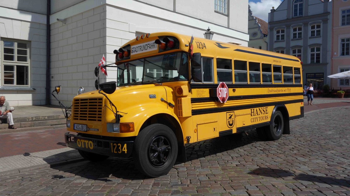 International 3800 T444E als Stadtrundfahrtbus in Wismar, August 2014