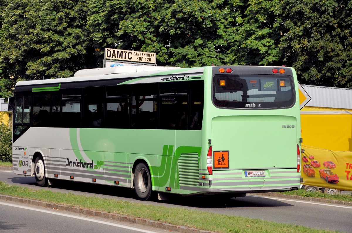 Irisbus Iveco von Dr. Richard aus Wien im Juni 2015 in Krems unterwegs.