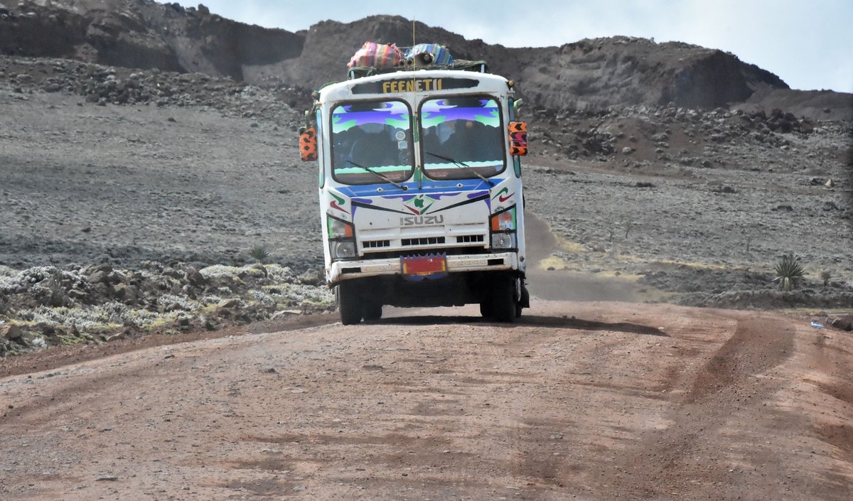 ISUZU Midibus in �thiopien auf ca 3.900 Meter Seeh�he im Senettie Plateau 03/2019 gesehen.