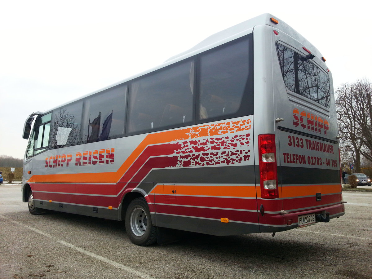 IVECO 70C17 Kleinbus von Schipp Reisen aus Nieder�sterreich in Krems.