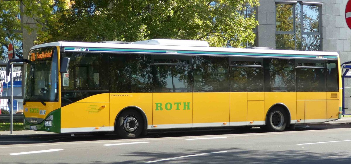 Iveco Crossway von Loreley-Verkehr Roth verl�sst den HBF Wiesbaden im Oktober 2018