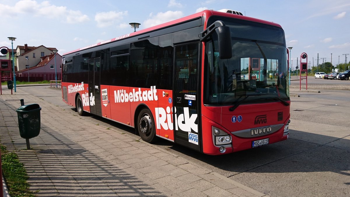 ....Iveco Grossway am Busbahnhof von Neubrandenburg mit Werbung f�r M�belstadt R�ck jetzt XXXLutz  Juni 2017