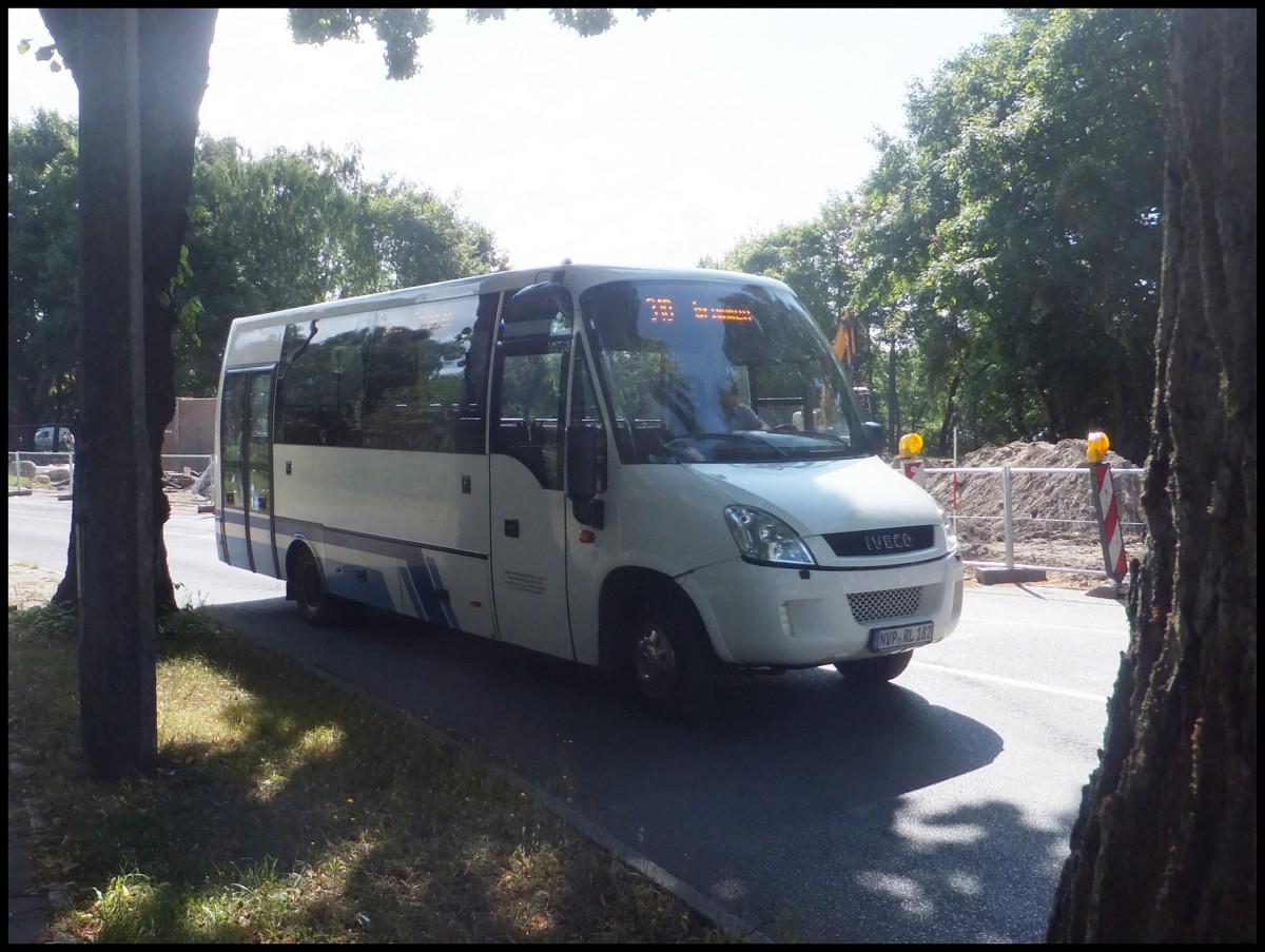 Iveco Kleinbus der Kraftverkehrsgesellschaft mbH Ribnitz-Damgarten Stralsund in Stralsund.