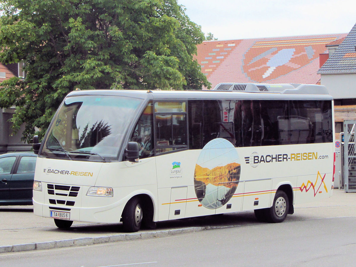 Iveco Rapido Daily 3.0 HPT von Bacher Reisen aus �sterreich in Krems gesehen.