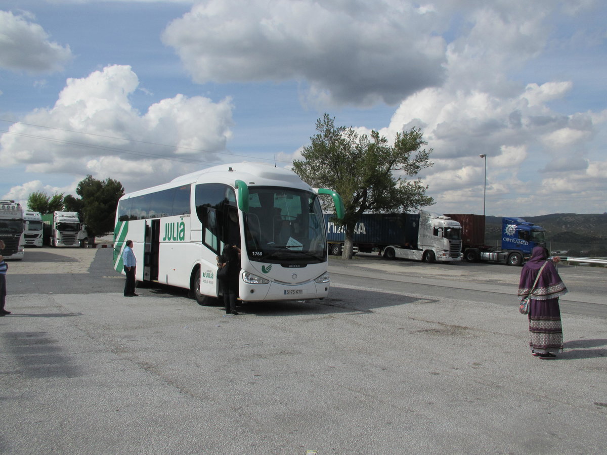 JULIA TRAVEL-Irisbus Irizar auf einer Rastst�tte in Andalusien am 28.4.16