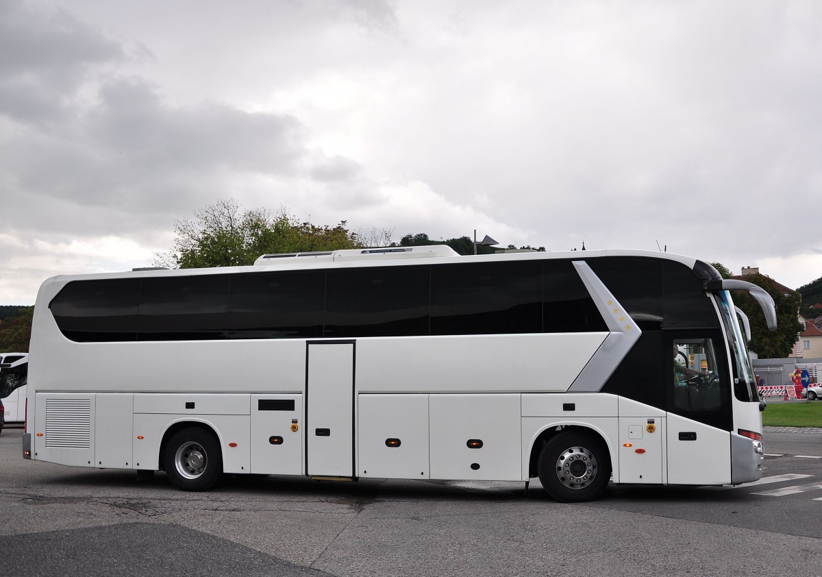 King Long aus Wiener Neustadt/Nieder�sterreich am 16.August 2014 in Krems gesehen.