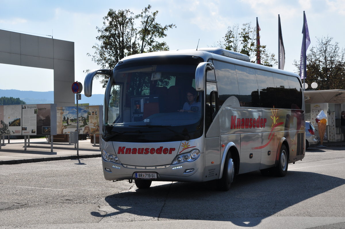 King Long von Knauseder Reisen aus �sterreich in Krems gesehen.