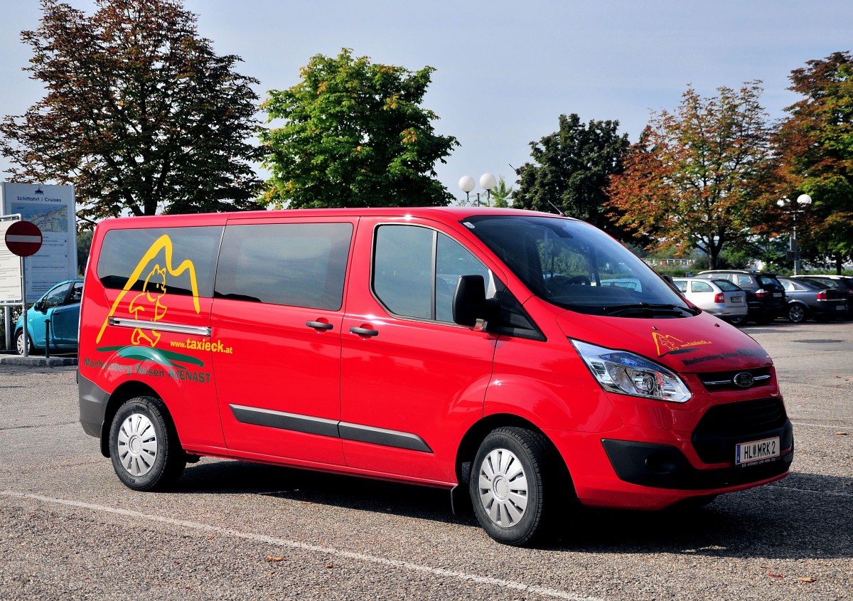 Kleinbus Ford Transit von Kienast Reisen / �sterreich am 30.8.2013 in Krems an der Donau unterwegs.