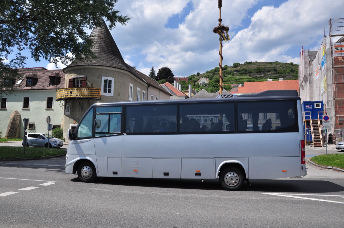 Kleinbus IVECO Dayly aus Nieder�sterreich im Mai 2015 in Krems gesehen.