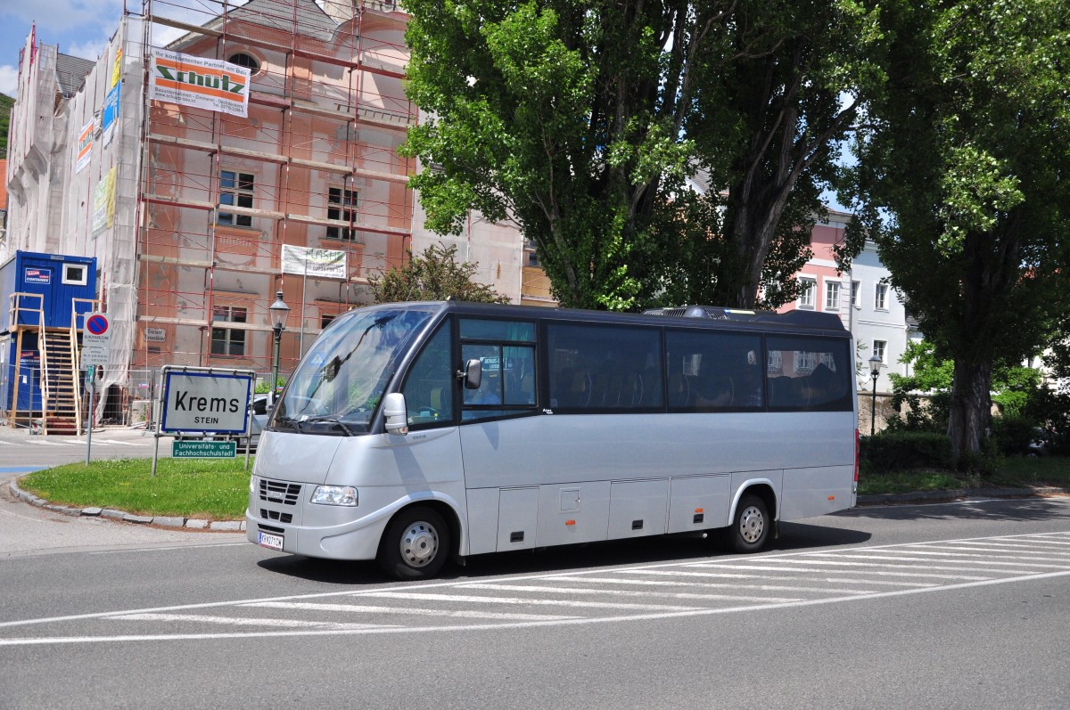 Kleinbus IVECO Dayly aus Nieder�sterreich im Mai 2015 in Krems gesehen.
