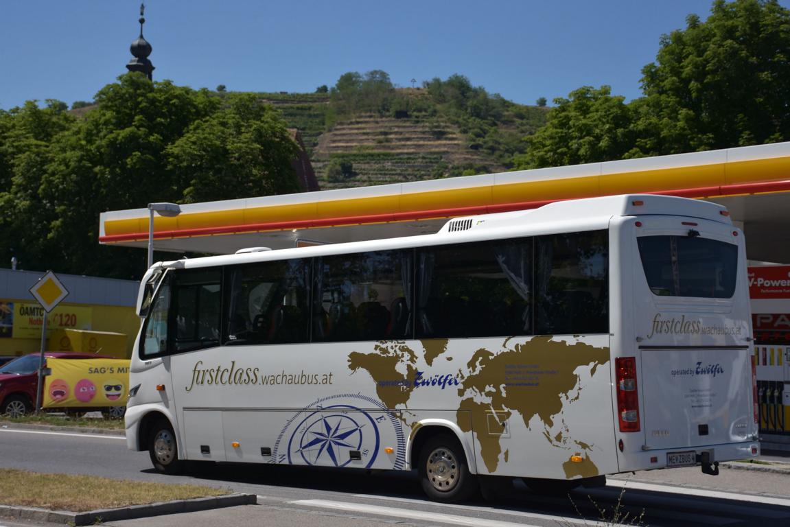 Kleinbus IVECO von Zw�lfer Reisen aus N� 06/2017 in Krems.