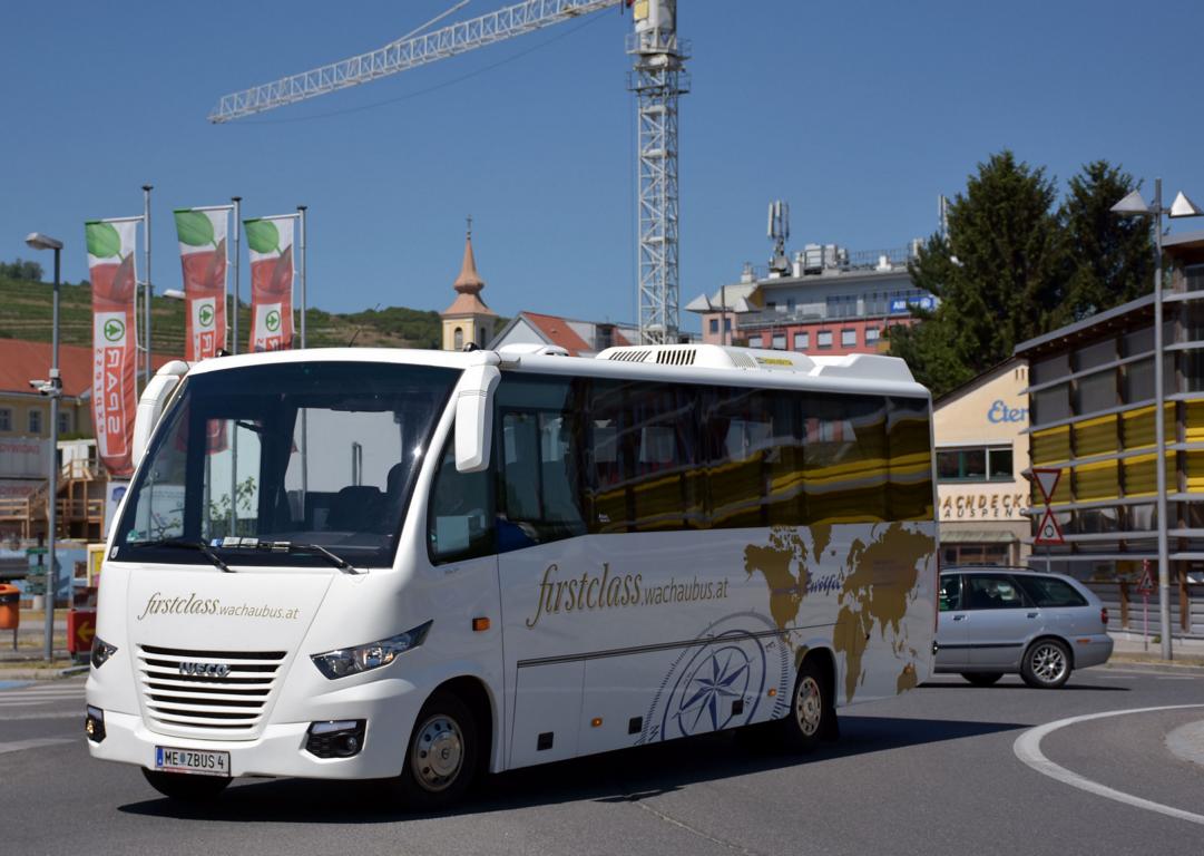 Kleinbus IVECO von Zw�lfer Reisen aus N� 06/2017 in Krems.
