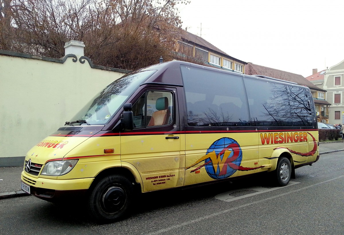 Kleinbus MB 616 CDI von Wiesinger Busreisen / �sterreich am 9.1.2014 in Krems.