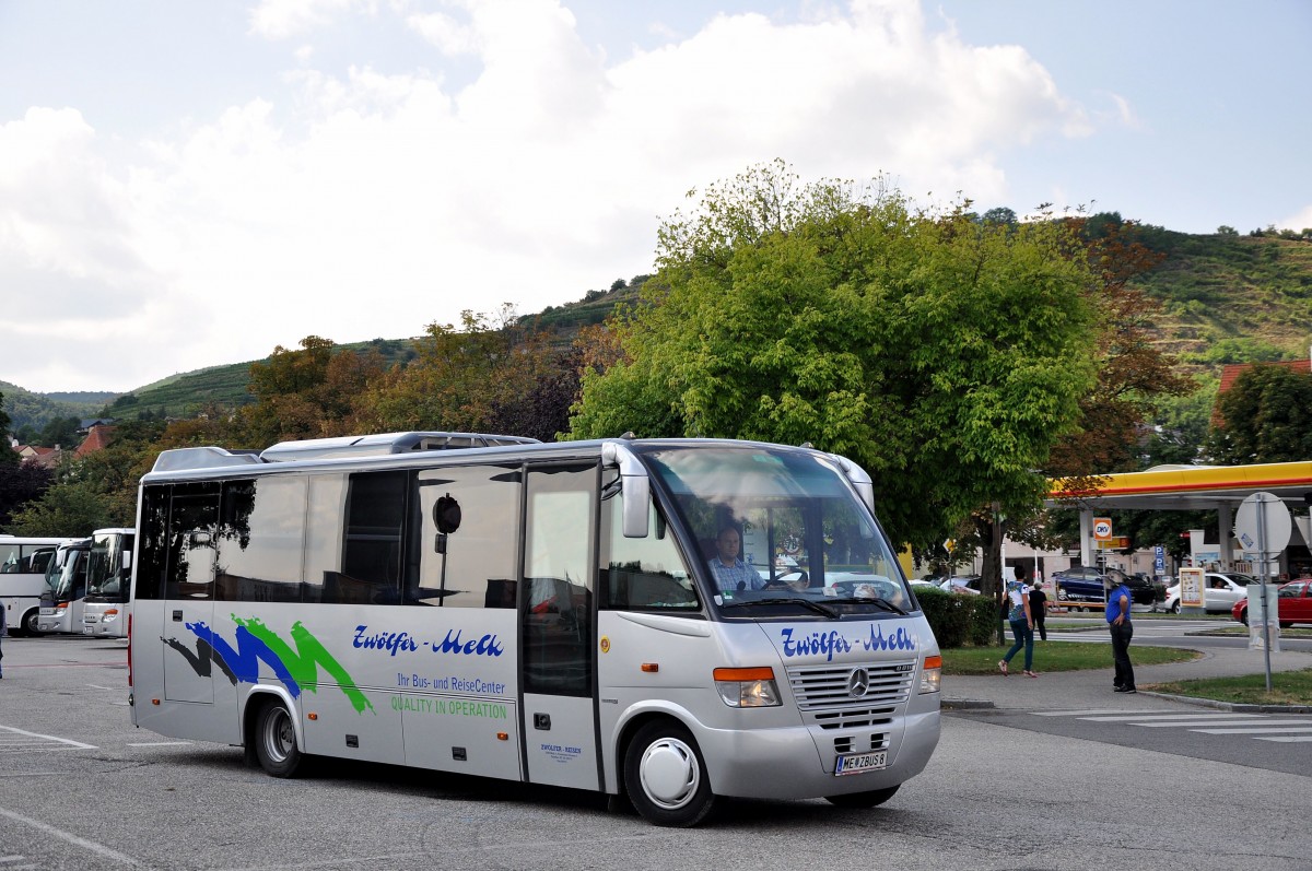 Kleinbus MERCEDES BENZ O 818 von ZW�LFER Reisen/Nieder�sterreich im Aug. 2013 in Krems.