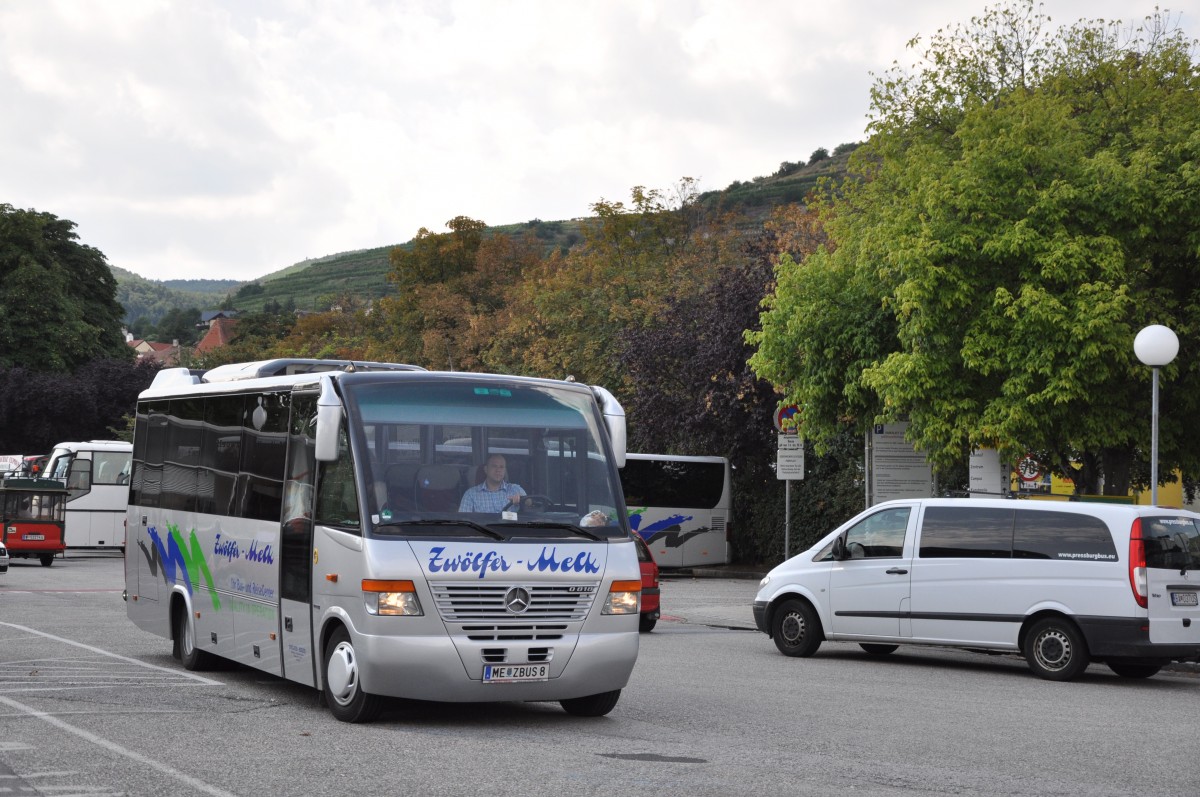 Kleinbus MERCEDES BENZ O 818 von ZW�LFER Reisen/Nieder�sterreich im Aug. 2013 in Krems.