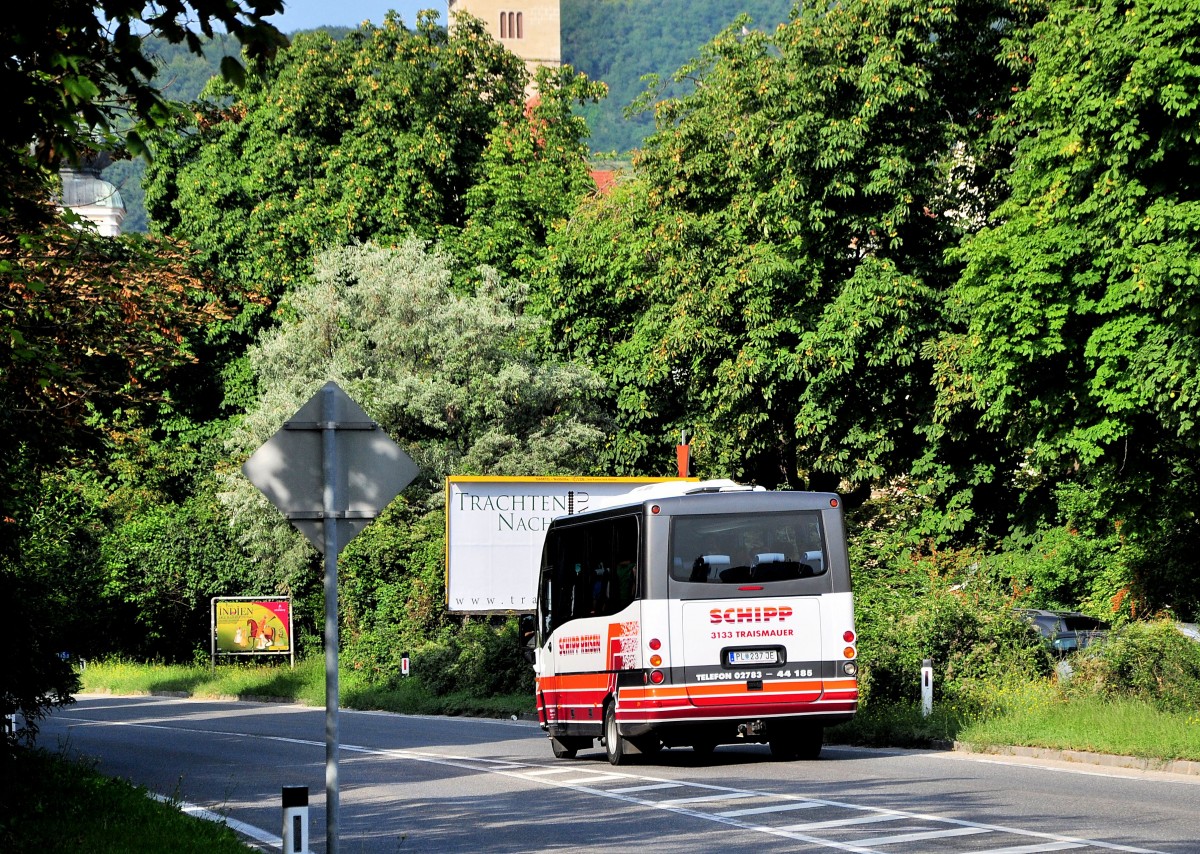 Kleinbus Mercedes Benz von SCHIPP Busreisen aus Nieder�sterreich am 30.8.2013 in Krems an der Donau unterwegs.