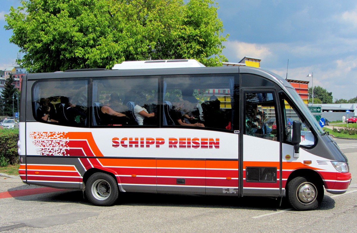 Kleinbus Mercedes Benz von SCHIPP Busreisen aus Nieder�sterreich am 30.8.2013 in Krems an der Donau unterwegs.