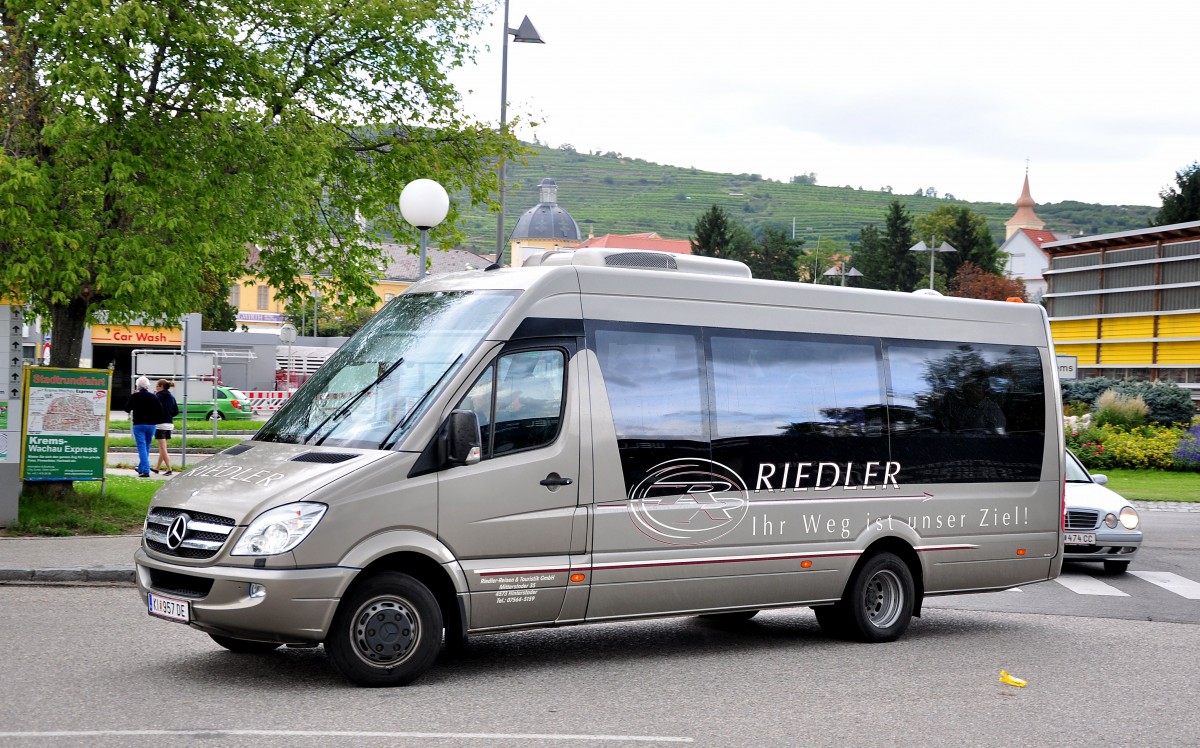 Kleinbus Mercedes Benz Sprinter von Riedler Reisen aus �sterreich am 16.August 2014 in Krems gesehen.