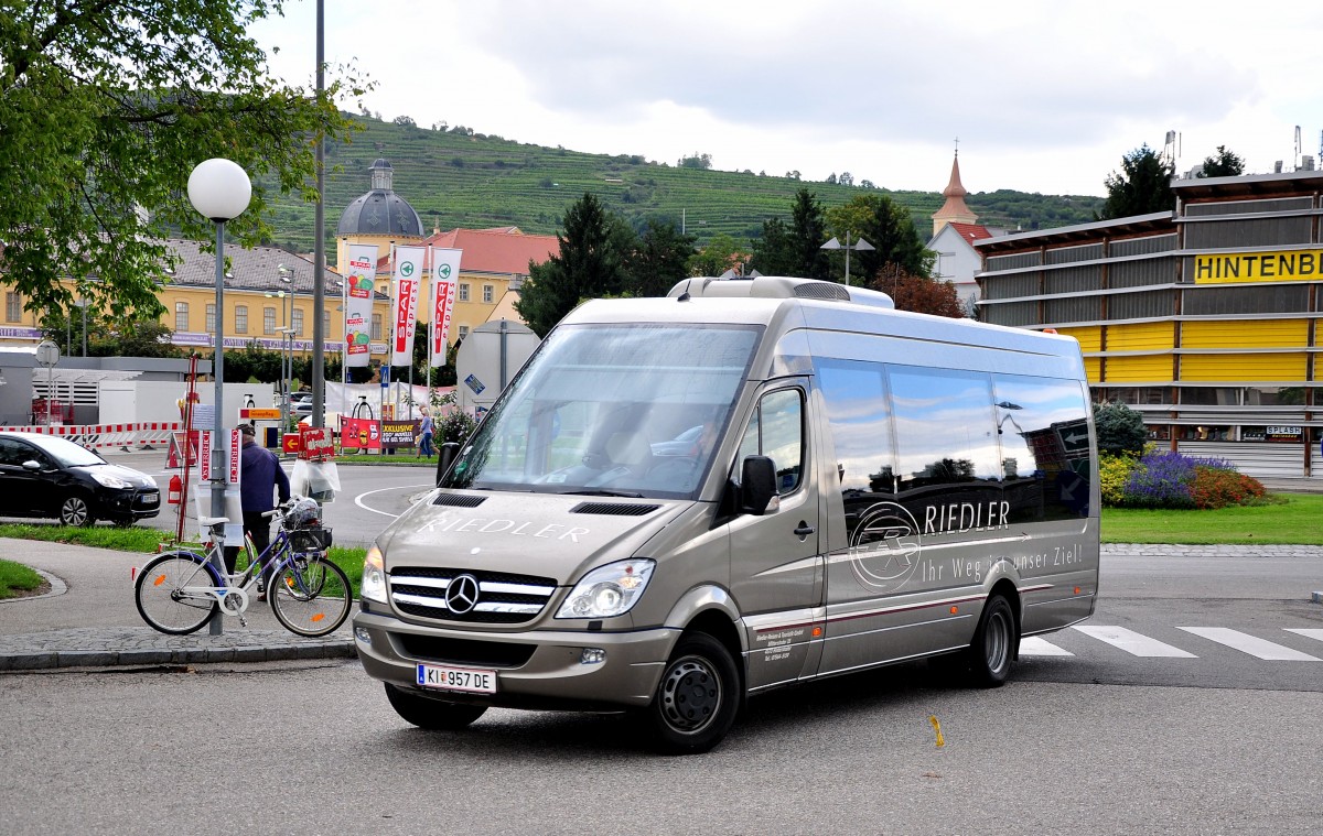 Kleinbus Mercedes Benz Sprinter von Riedler Reisen aus �sterreich am 16.August 2014 in Krems gesehen.