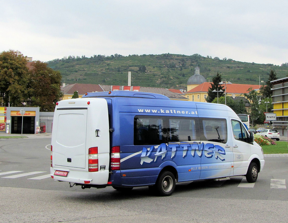 Kleinbus Mercedes Sprinter von Kattner Reisen aus Nieder�sterreich in Krems gesehen.