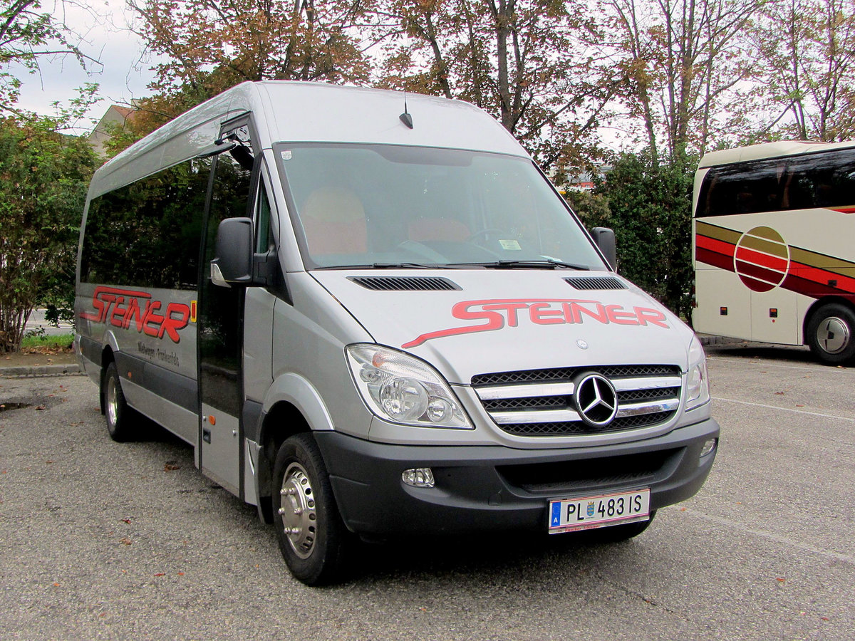 Kleinbus Mercedes Sprinter von Steiner Reisen aus Nieder�sterreich in Krems gesehen.