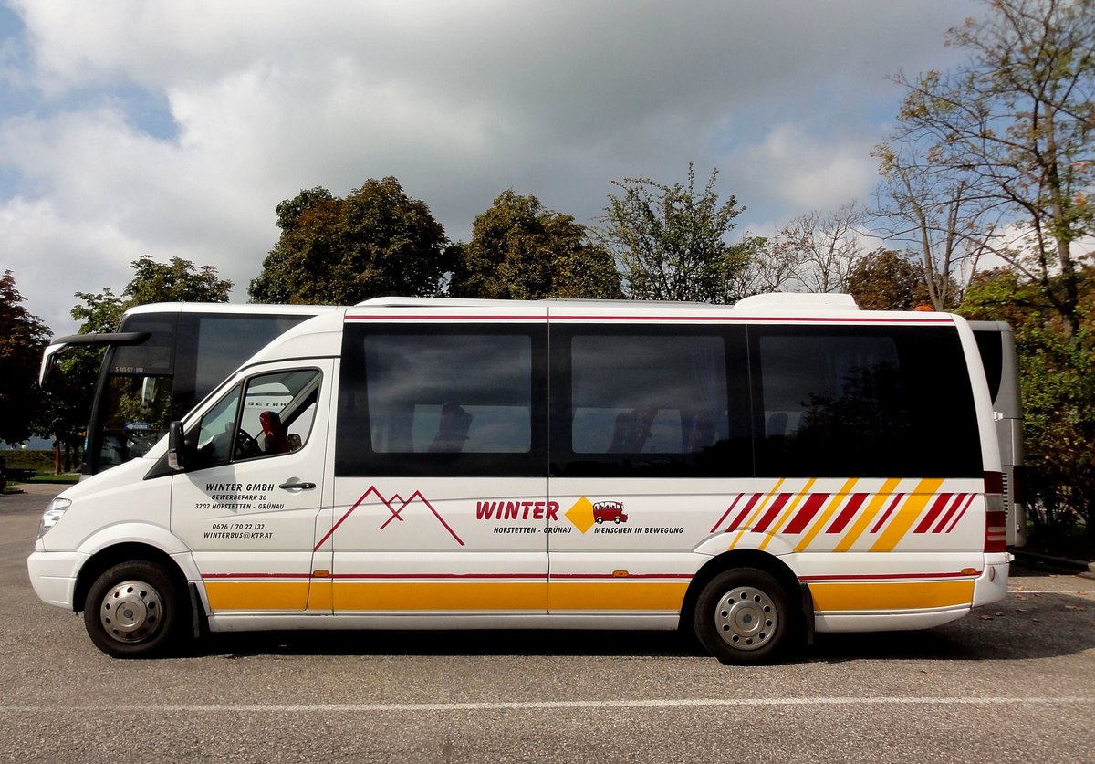 Kleinbus Mercedes Sprinter von Winter Reisen aus �sterreich in Krems gesehen.