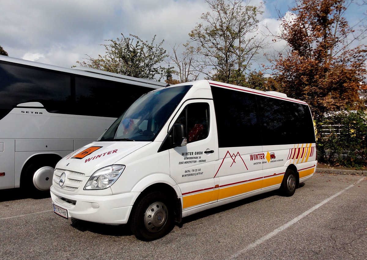 Kleinbus Mercedes Sprinter von Winter Reisen aus �sterreich in Krems gesehen.