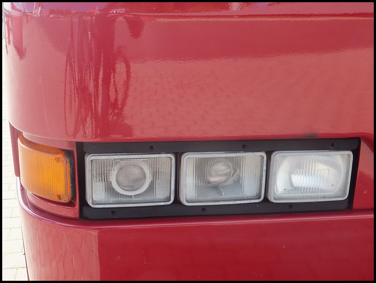 Lampen des Neoplan Transliner von G�strow-Club-Reisen aus Deutschland im Stadthafen Sassnitz.