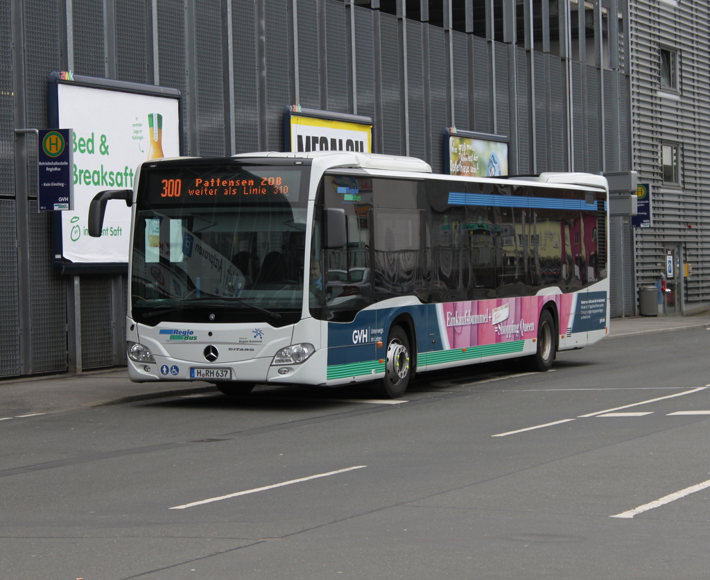 Linie 300 von ZOB Hannover nach Pattensen stand am Mittag des 13.03.2016 in H�he Hannover ZOB