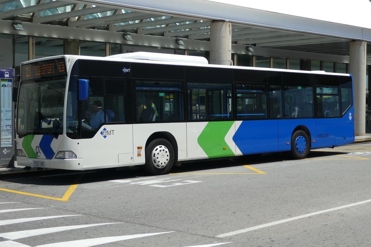 Linienbus von  EMT  unterwegs am Airport im Mallorca, Juni 2016