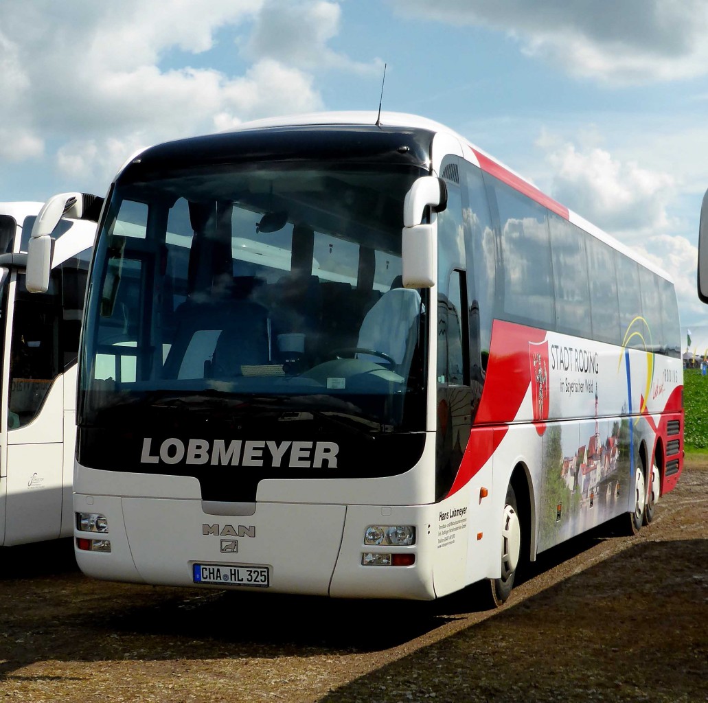 MAN des Busunternehmens LOBMEYER hat Fahrg�ste zum Fendt-Feldtag 2014 in Wadenbrunn gebracht