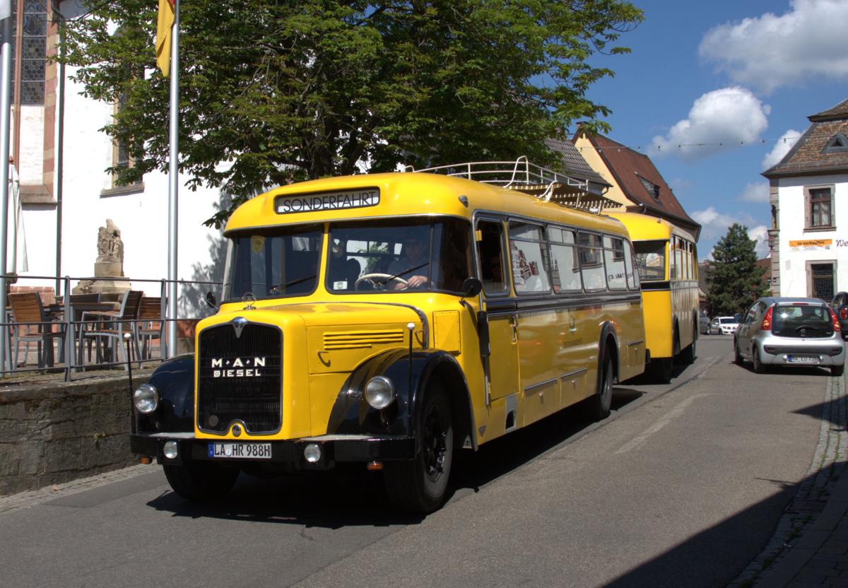 MAN Langhauber Postbus mit Anhänger! 
Dieses Fahrzeug war am 31.5.2014 im Rahmen des Dampfspektakel in der Pfalz unterwegs. Ich erwischte den Bus bei der Durchfahrt in Deidesheim, als er unterwegs zum Bahnhof Neustadt Weinstraße war.