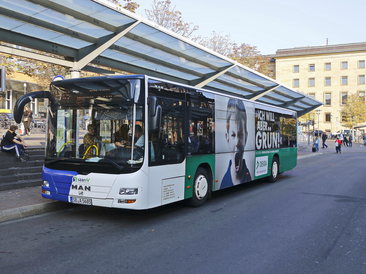 MAN Lion's City der Firma Aloys BARON GmbH aus 66351 Gro�r�sseln vor dem Hauptbahnhof von Saarbr�cken f�r die SaarVV am 19. Oktober 2018.