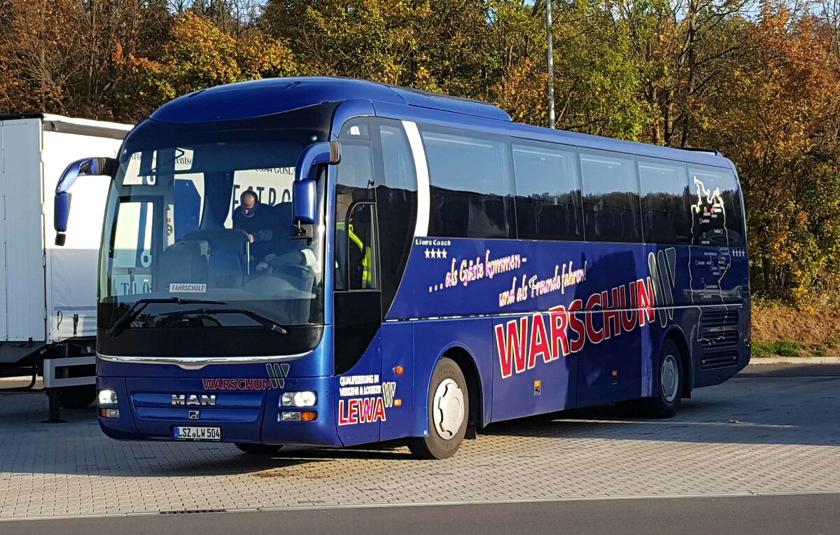 MAN Lion`s Coach als Ausbildungsfahrzeug der Fahrschule WARSCHUN anl. einer Ausbildungsunterbrechung am Autohof Fulda Nord, 10-2021