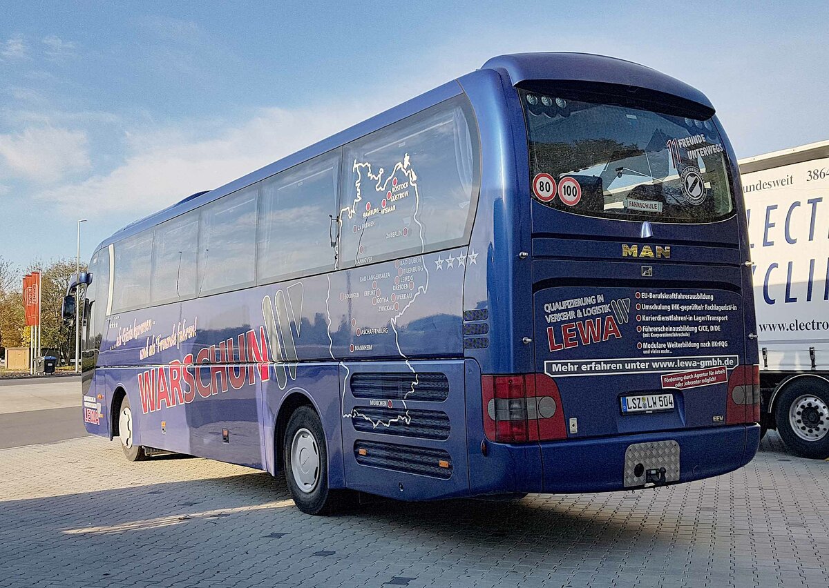 MAN Lion`s Coach als Ausbildungsfahrzeug der Fahrschule WARSCHUN anl. einer Ausbildungsunterbrechung am Autohof Fulda Nord, 10-2021