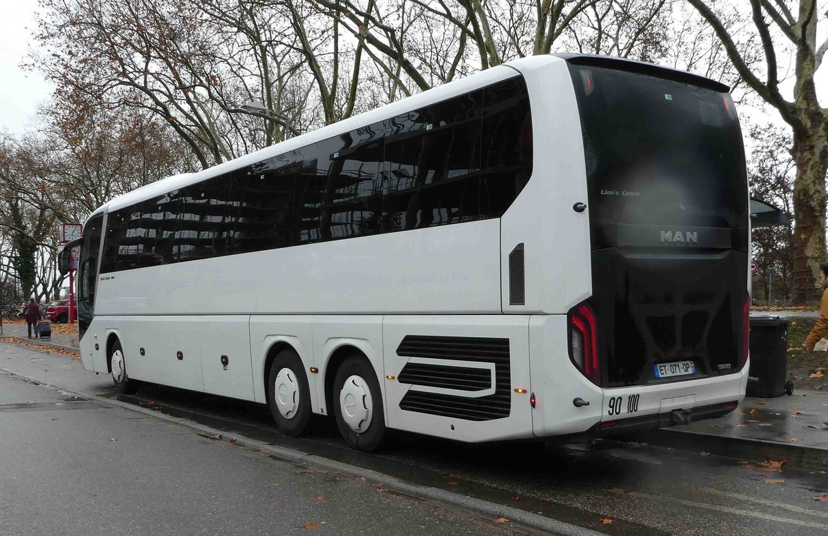 MAN Lion`s Coach im Auftrag von Flixbus wartet am HBF Karlsruhe auf Fahrg�ste, 12-2018