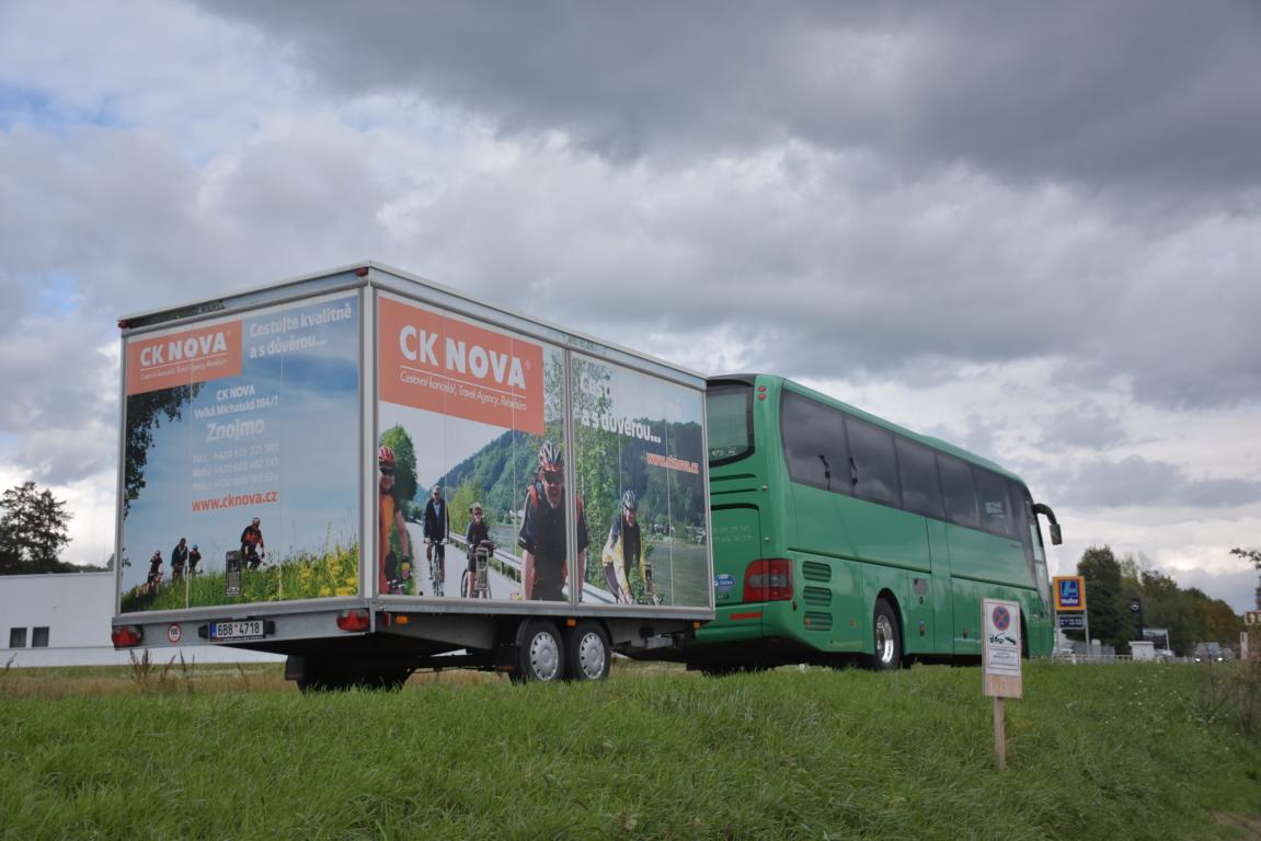 MAN Lion`s Coach aus der CZ mit Radanh�nger 09/2017 in Krems.
