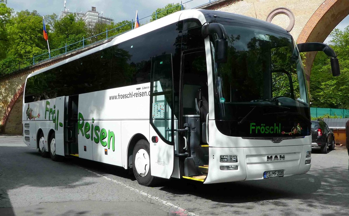MAN Lions Coach des Busunternehmens  FR�SCHL  steht an der Haltestelle Nerobergbahn in Wiesbaden im Mai 2017