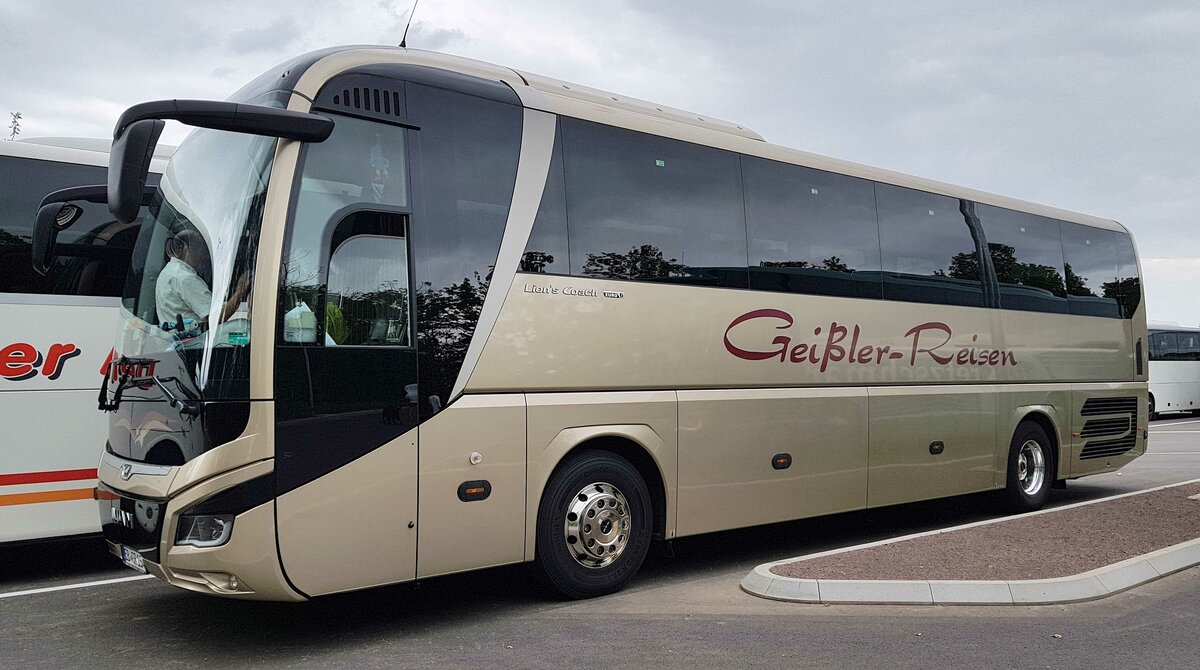 MAN Lion`s Coach von GEIßLER-Reisen steht im August 2021 auf dem Parkplatz der BuGa in Erfurt