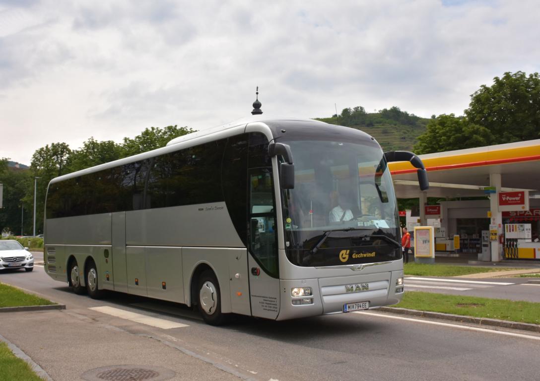 MAN Lion`s Coach von Gschwindl Reisen aus Wien 2018 in Krems gesehen.
