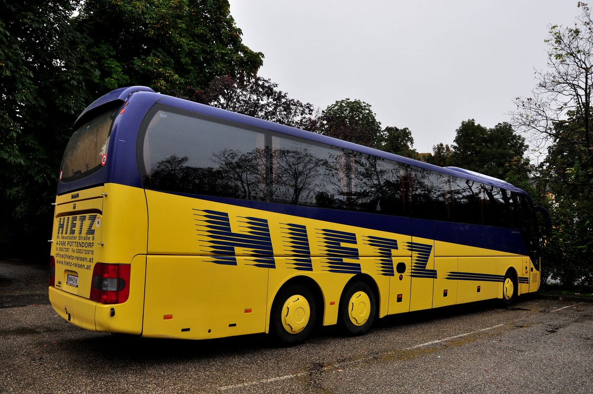 MAN Lions Coach von Hietz Reisen aus �sterreich am 13.9.2014 in Krems gesehen.